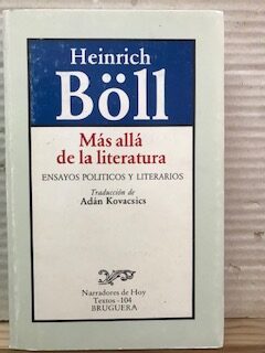 Más allá de la literatura: Ensayos políticos y literarios