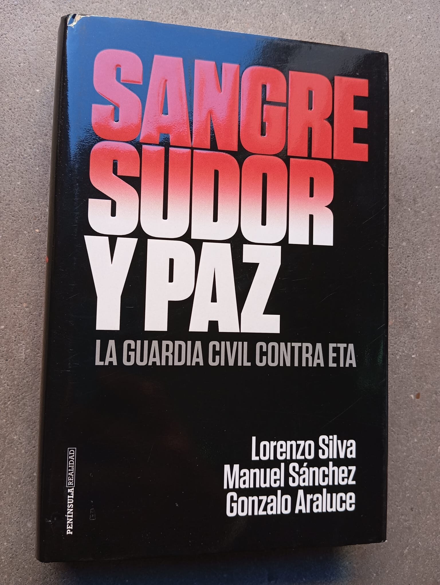 Sangre, sudor y paz: La Guardia Civil contra ETA / Lorenzo Silva, M.Sánchez y G.Araluce / Península, 2017, nuevo*